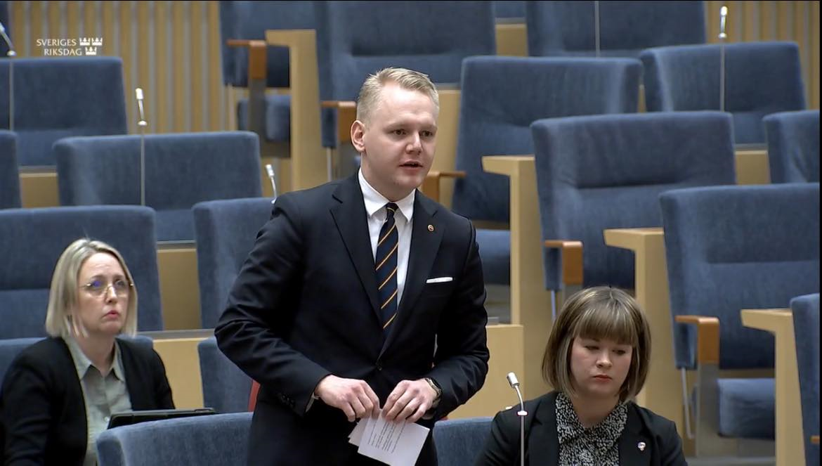 Socialdemokraten Adrian Magnusson i riksdagen.